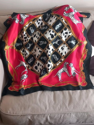 Square scarf with pattern