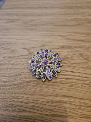 Pin with purple zircon like new, silver color