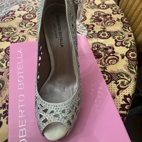 Formal shoe like new with rhinestones, size 40, beige