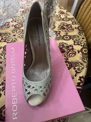 Formal shoe like new with rhinestones, size 40, beige