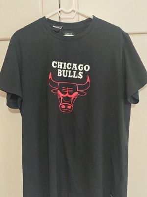 Chicago Bulls NBA T-shirt like new, size L, black and red