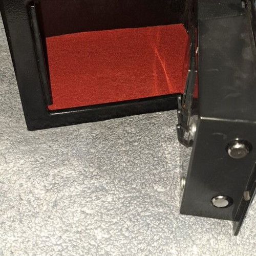 Mini safe with 2 key sets and 4 AA batteries, like new