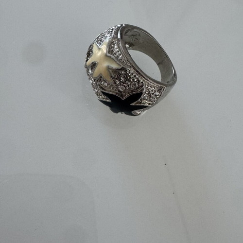 Ring with rhinestones and leaf design silver color like new