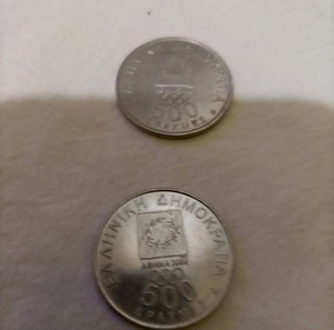 δύο νομίσματα του 2004 των 500 δραχμων