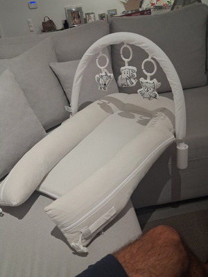 Βρεφική φωλιά Dockatot Deluxe Celestial White με μπάρα παιχνιδιών