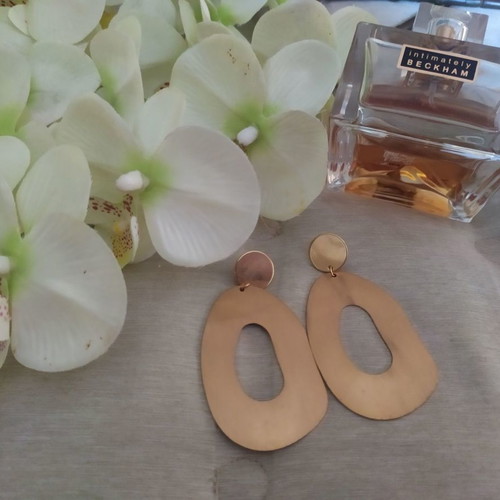 Earrings used in gold color with amazing design