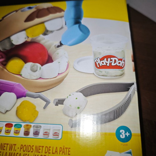 Play-Doh Dentist Set with Modeling Clay new
