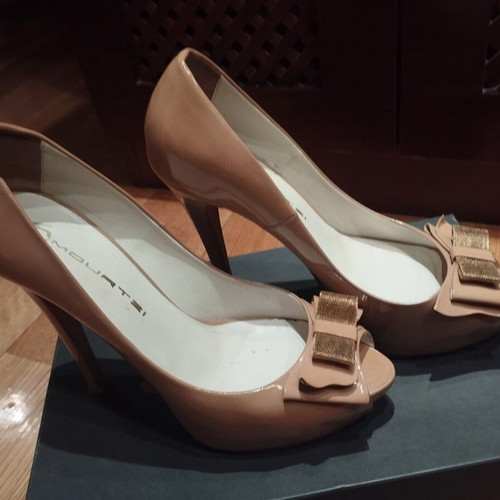 Mourtzi Peep Toe Patent Leather Pumps like new, beige with gold bow