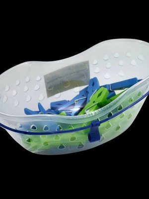 Basket with 24 plastic clothespins E-0971 Sidirela in various colors