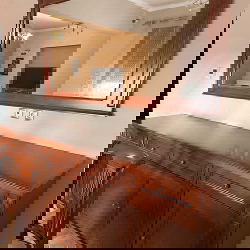 Τραπεζαρία με μπουφέ και καθρέφτη σαν καινούργια