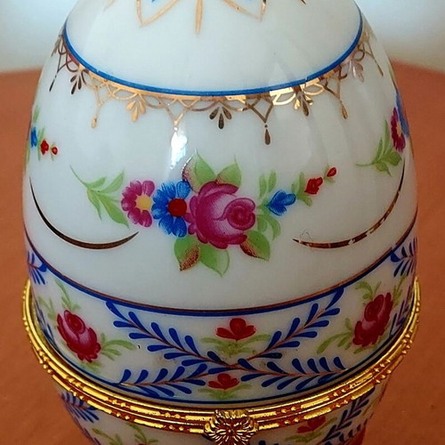 Porcelain decorative egg like new with handmade floral motifs