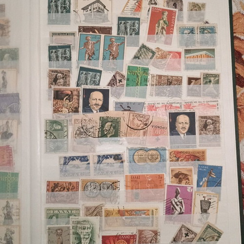 Collectible stamp collection like new, over 250 pieces