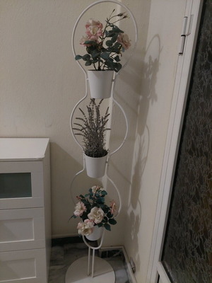 Flower stand like new with three pots and steel frame