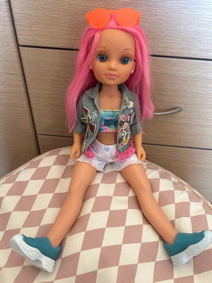 Κούκλα Nancy με ροζ μαλλιά και γυαλιά ηλίου σαν καινούργιο