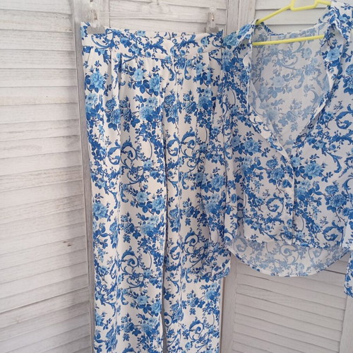 Studio 83 medium set like new, white and blue
