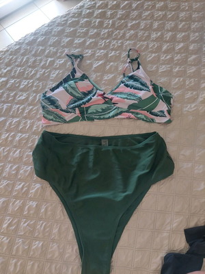 Bikini swimsuit like new, green, high waist, adjustable straps, size L