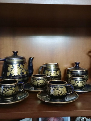 Ceramic set with cups, sugar bowl, milk jug, teapot and decorations
