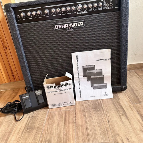Behringer VT100FX amplifier like new with foot switch
