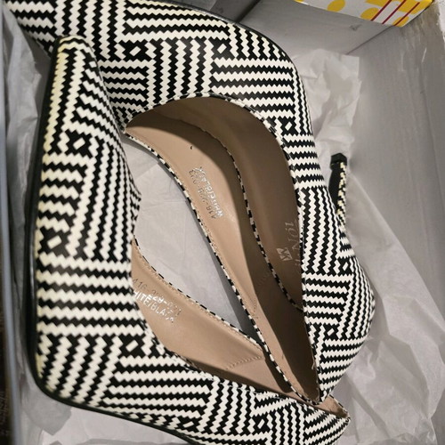 Voi Noi pumps new, size 37, black and white