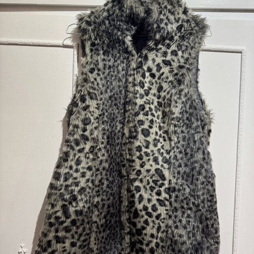 Stradivarius sleeveless fur vest like new, gray leopard print, size M