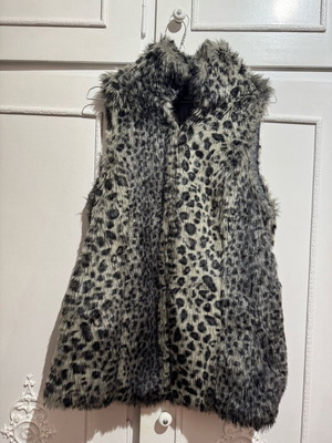 Stradivarius sleeveless fur vest like new, gray leopard print, size M