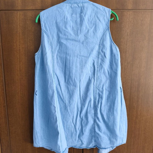 Pink Woman sleeveless shirt new, size small, blue