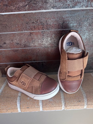 UGG no 25, καινούρια, δερμάτινα με σουέντ, αρχική τιμή 70€. Δίνονται στα 40€