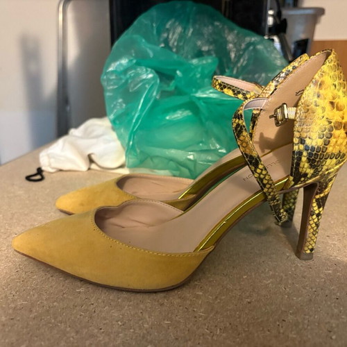 Yellow suede pumps size 38 almost new