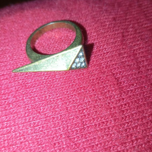 Ring used with unique design, white and gold colors