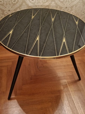 Coffee table used, round vintage 1950 wood with formica top