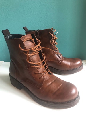 Camel faux leather ankle boots with zipper like new, size 38