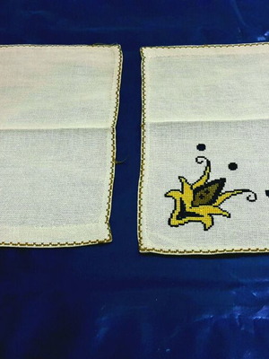 Σετ 2 εργόχειρα vintage χειροποίητα τραπεζομάντηλα σαν καινούργια