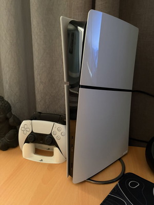 PlayStation 5 Slim Digital Edition 1TB με βάση φόρτισης και αξεσουάρ