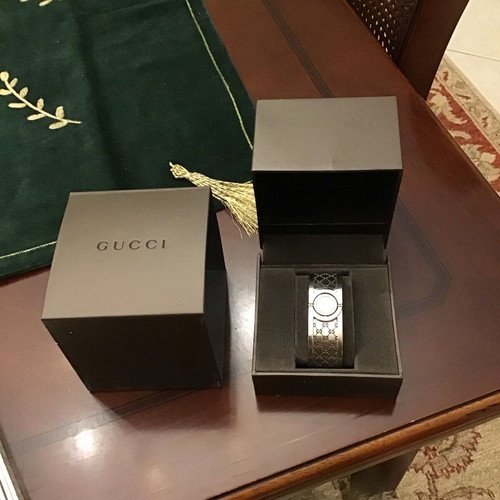 Gucci women's watch like new, classic and elegant