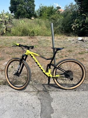 Scott Spark 900 mountain bike like new, 29 inch wheels, M-L