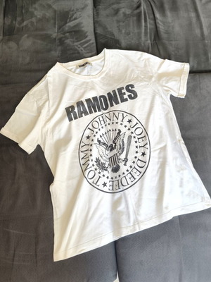 Ramones Licensed Tee L, vintage distressed look, like new