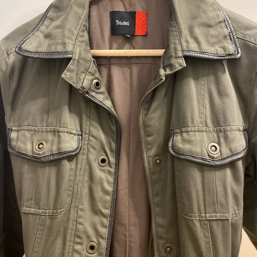 Toi&Moi khaki jacket used with brown belt and leather details