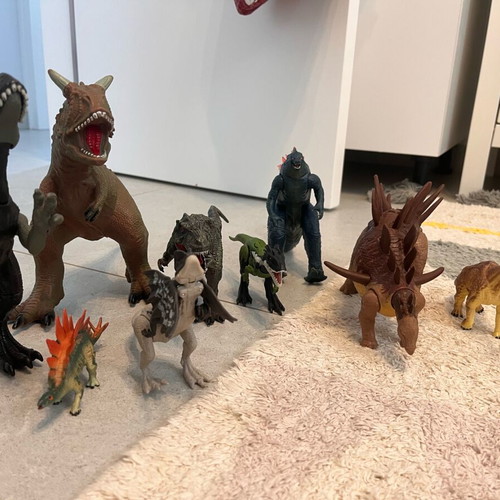 Dinosaur figures like new set of 9, 2 with sound