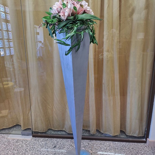 Industrial Minimal Wedding Flower Stands used, geometric design