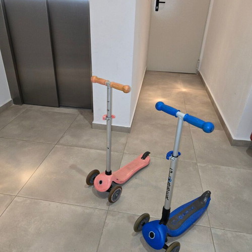 Children's scooter used, only the pink one left