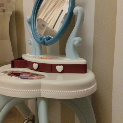 Frozen vanity with stool new