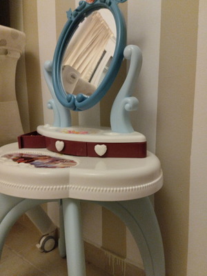 Frozen vanity with stool new