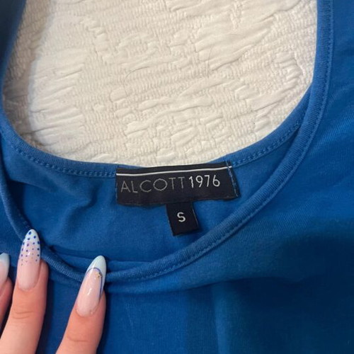Alcott blue blouse, regular length, scoop neck
