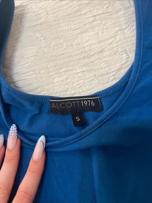Alcott blue blouse, regular length, scoop neck