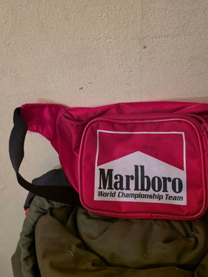 Marlboro τσαντάκι μπανάνα