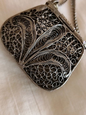 Vintage filigran necklace like new with pouch and cross gift