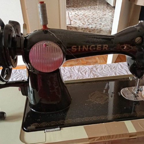 Singer sewing machine like new
