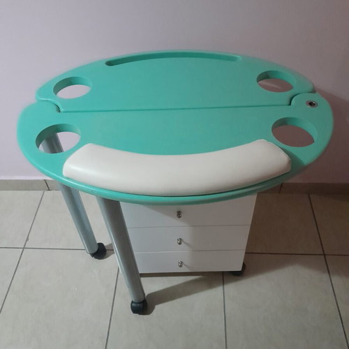 Manicure table movable like new