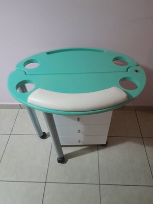 Manicure table movable like new
