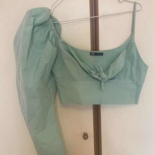 Zara blouse like new, turquoise, short with ruffle and zipper